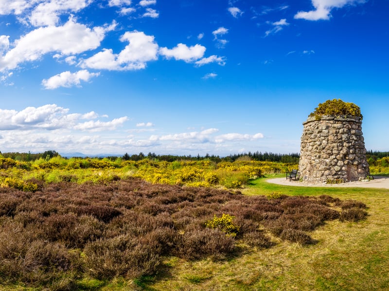 The site of the final pitched battle on British soil is believed to be haunted by the spirits of fallen soldiers. Visitors have described their experience as “haunting” and reported seeing spectral figures in the area, a solemn reminder of the 251 reported paranormal sightings. 👻 8.77/10