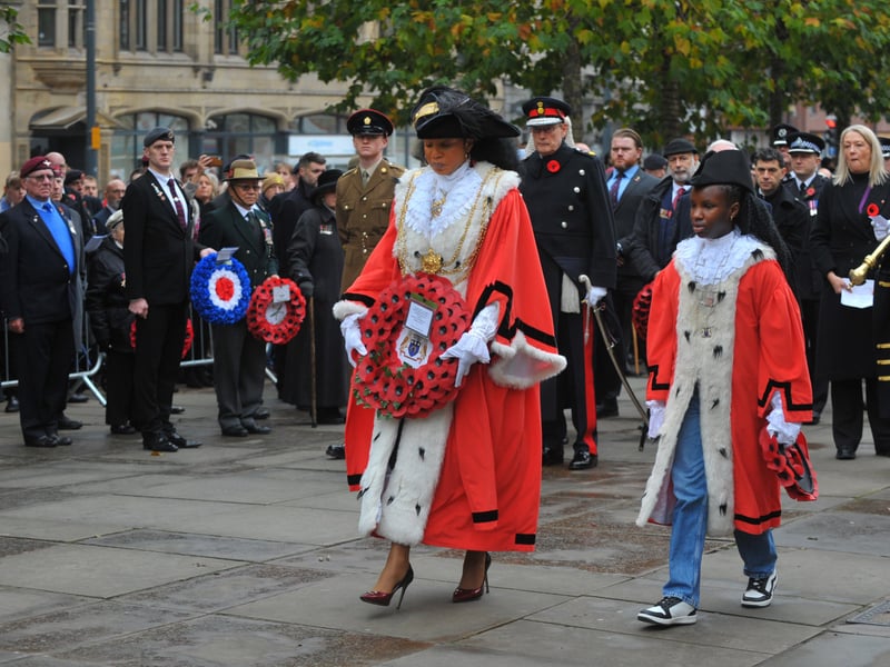 The Lord Mayor of Leeds Coun Abigail Marshall Katung lays a wreath