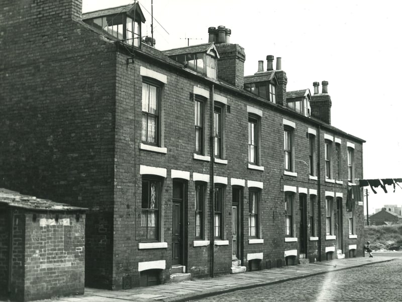 Oatland Place, looking towards Oatland Road, where property has been demolished. This is the begining of the Camp Road (Little London) clearance area. The Oatlands were included in the City Engineers Woodhouse clearance plans but had a Leeds 7 postal code and some considered them to be Sheepscar. Number 8 Oatland Place is on the left here, followed by 6,4 and 2 on the end of the street.