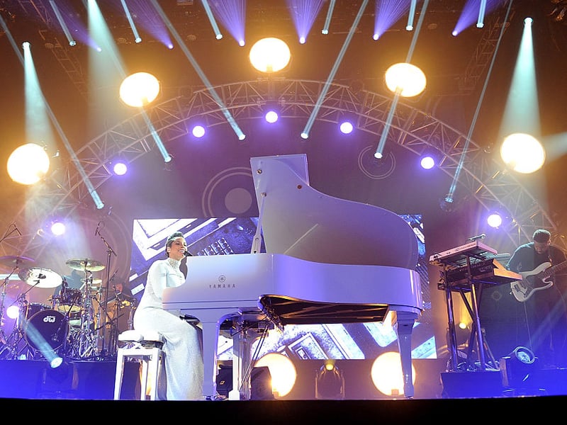 Alicia Keys' dress matched her piano for her EMAs performance.