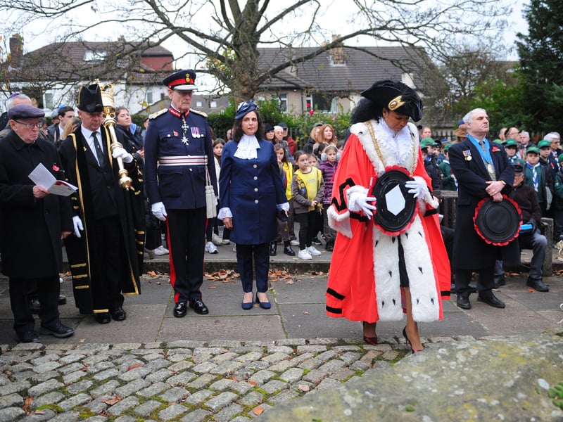 The Lord Mayor of Leeds Coun Abigail Marshall Katung lays a wreath