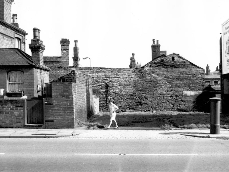 Cambridge Road in August 1967. An area of grass with access to the rear of houses on Cambridge Road is on the right. The stone wall is of property which faces onto a yard off Oxford Road.