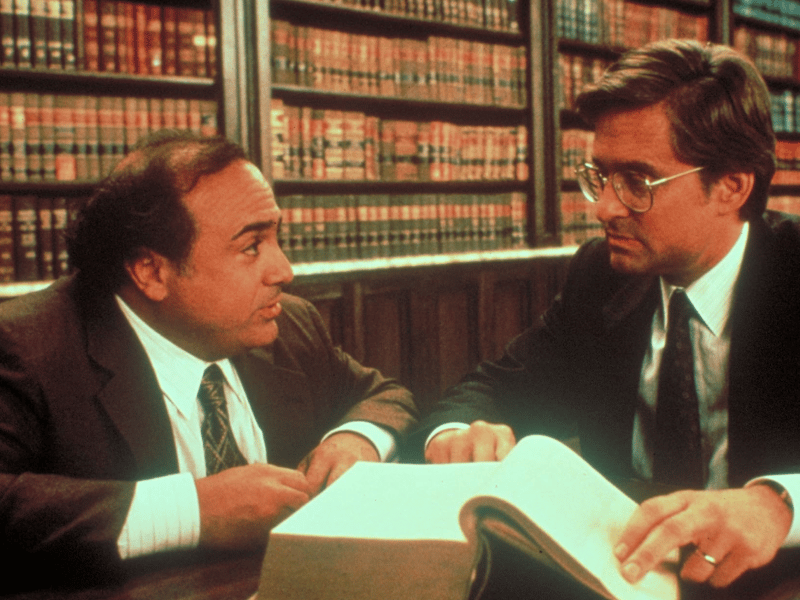 DeVito starred as Gavin D’Amato, a cynical divorce lawyer who narrates the story of a vicious, destructive divorce between a married couple, played by Michael Douglas and Kathleen Turner. The dark humour of his role, combined with his directorial oversight, added a biting edge to the film’s portrayal of a relationship gone horribly wrong.