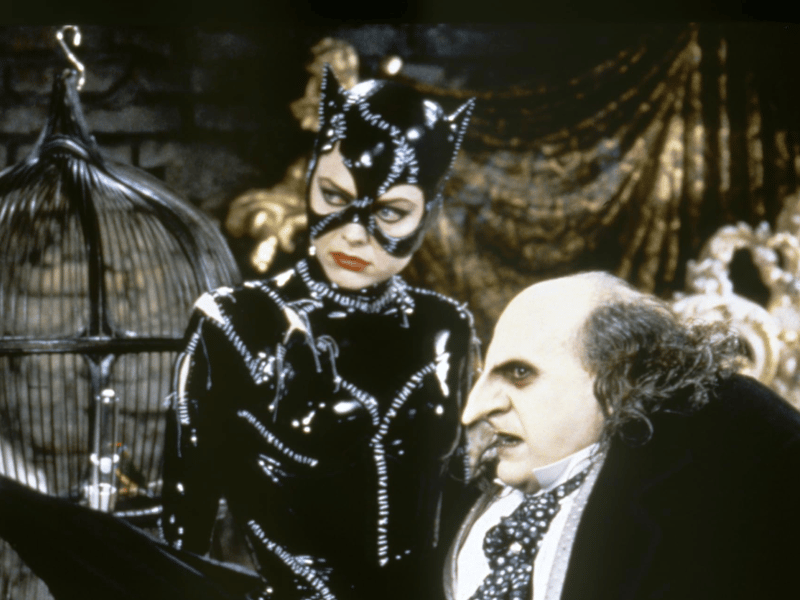 DeVito’s portrayal of the Penguin, Gotham’s grotesque and tragic villain, is one of his most memorable. Under Tim Burton’s direction, DeVito brought a dark and complex interpretation to the role, mixing humour, pathos, and menace. The Penguin’s grotesque appearance and tragic backstory made him one of the most unforgettable characters in the Batman franchise.