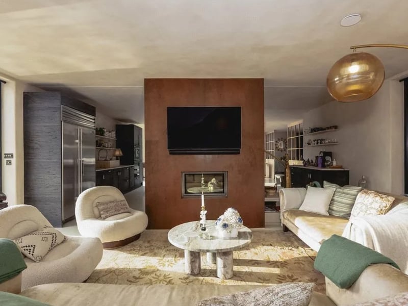 This home is equipped with warm and rich tones throughout to create open plan living areas that feel welcoming and warm.