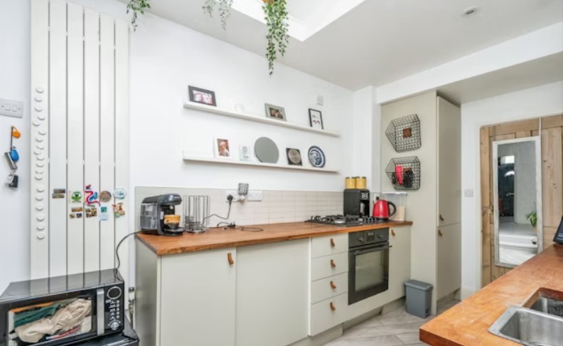 The listing says: "Internal accommodation is well laid out and offers a lounge and separate dining room, re-fitted kitchen, downstairs bathroom and 2 double bedrooms."
