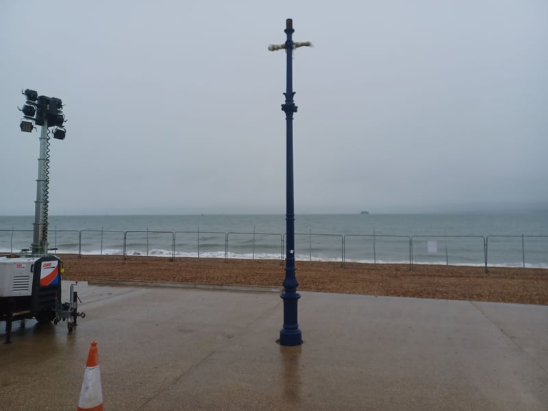 Five Grade II listed lamp posts have been reinstated near to Speakers Corner. They were removed for refurbishment when work started last year. As part of the refurbishment, the lamp posts have been repainted