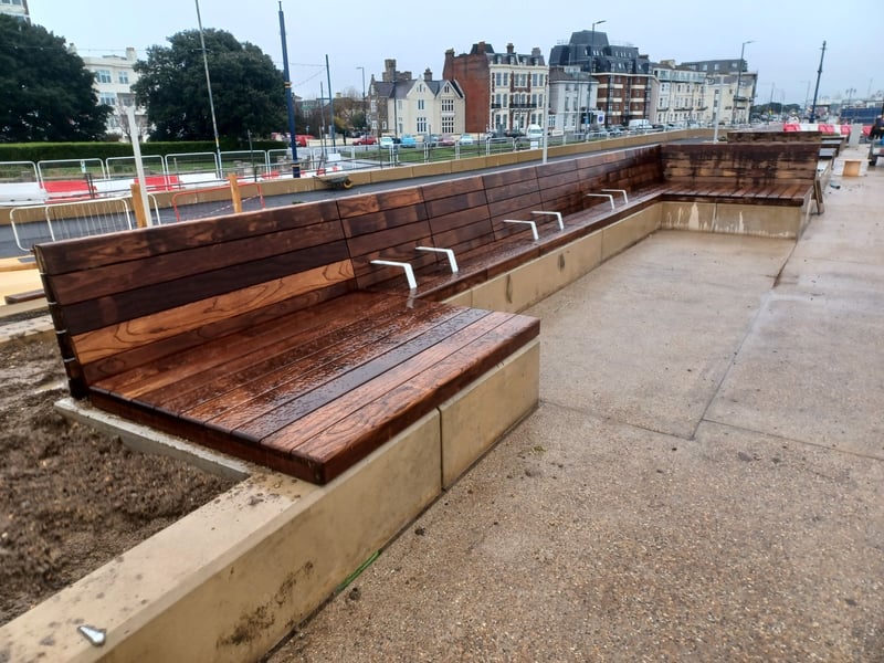 New lounger-style seating has been installed in the area between the Pyramids and Speakers’ Corner. There are 21 segments making up the lounger-style seats, creating a total length of 23m of new seating matching the style which has been installed in the stretch from Blue Reef to the Pyramids