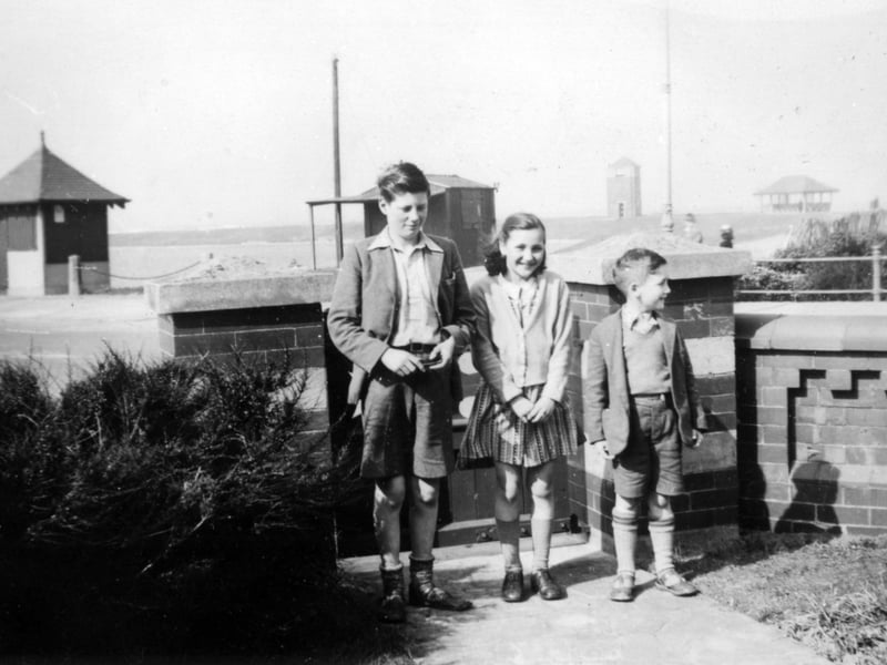 John Lennon (right) on holiday with cousins ââStan and Leila Parkes in Fleetwood, Lancashire, United Kingdom, 1948