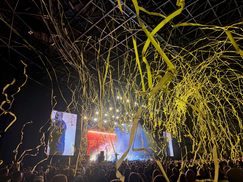 After streamers rained down on the audience, the show closed with 'Rotterdam' and 'Caravan of Love'.