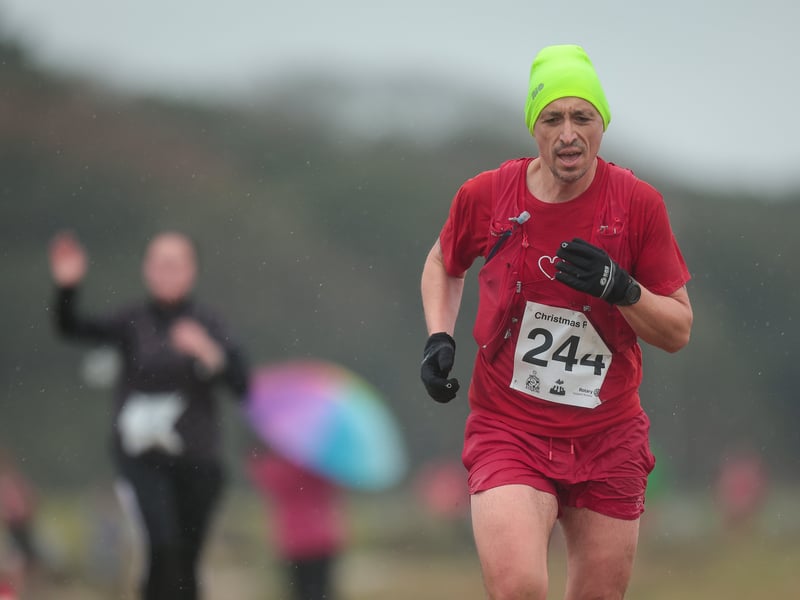 Christmas Pud 5k Charity Fun Run in aid of Harbour Cancer Support, Stokes Bay, Gosport. Picture: Chris Moorhouse (011224-28)