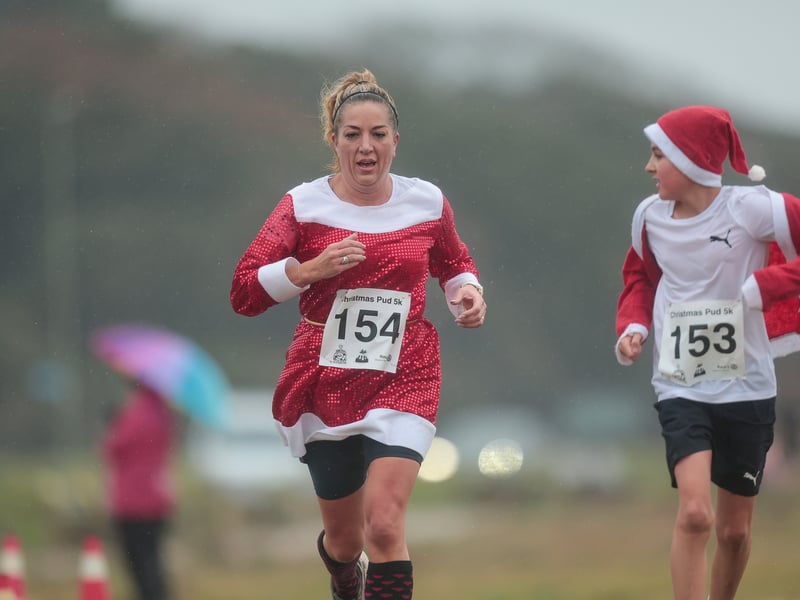 Festive runners. Picture: Chris Moorhouse (011224-25)