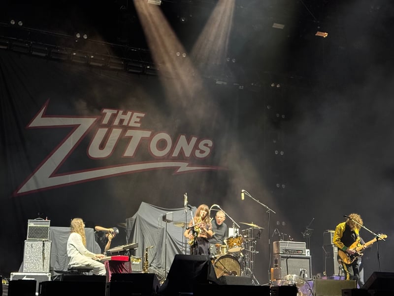 The Zutons played a hit-packed set in support, including 'Valerie'.