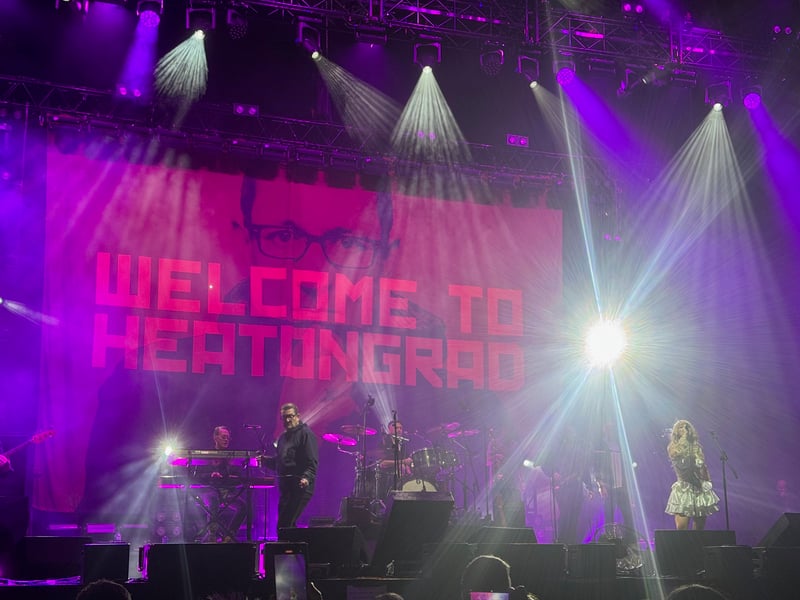 There was also time for 11 Beautiful South songs, including 'Song For Whoever' and 'You Keep It All In'.
