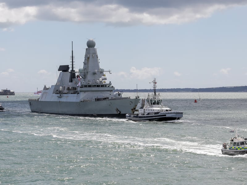 HMS Diamond; r/up: HMS Trent