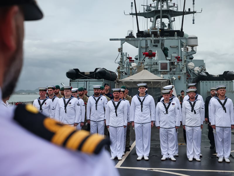 HMS Medway; r/up: HMS Prince of Wales