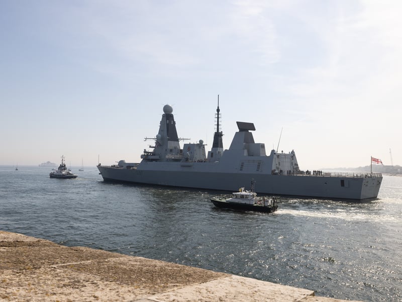 HMS Duncan; r/up: HMS Lancaster