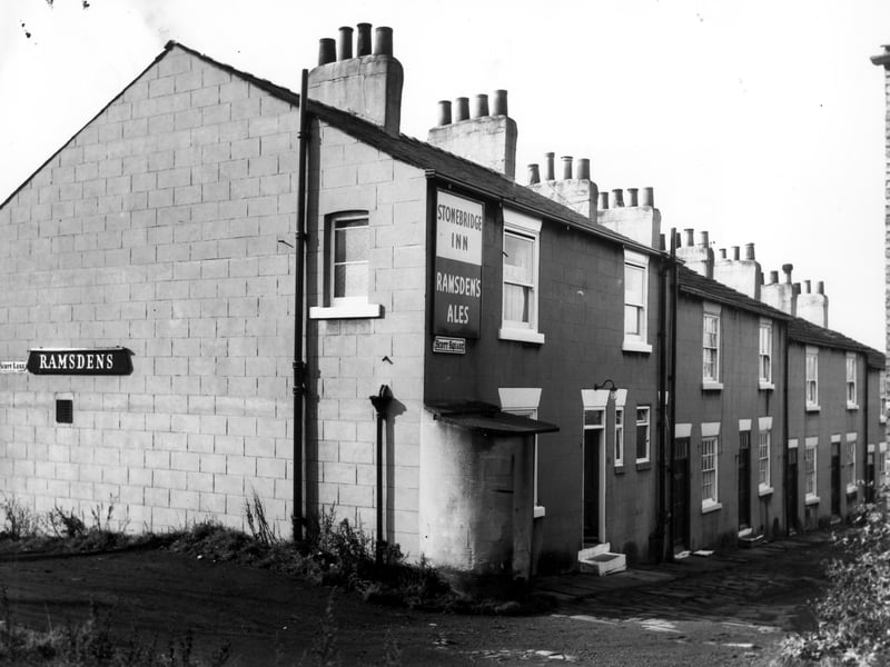On the left of the image is scott Lane where a sign promotes Ramsdens Ales on the gable end of the terrace. At the corner on the right is number 1 Scott Square the rear entrance to the Stonebridge Inn which serves Ramsden's Ale. On the far right are numbers 3 to 11 Scott Square a row of terraced houses. Pictured in October 1968.