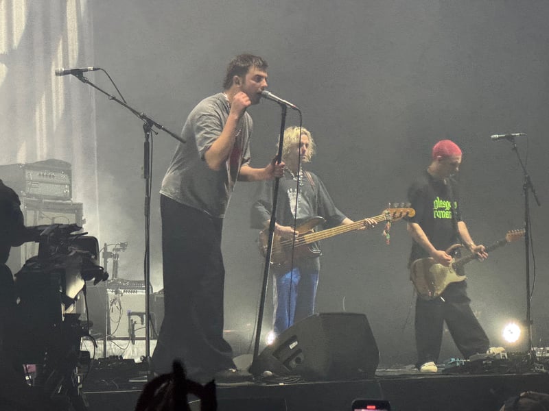 In total the band played 20 songs.