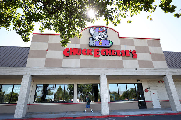 American family entertainment and fast-food chain Chuck E. Cheese is eyeing to set foot in the UK. The chain, famous in the US for its arcade games and live shows as well as hosting children’s birthday parties, has identified six UK cities as its initial targets: Glasgow, Leeds, Manchester, Birmingham, Milton Keynes, and Bristol, according to reports.