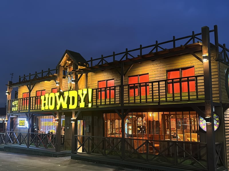 Howdy! Pudsey brings a fun, Wild West-themed dining experience to Bradford Road, specialising in sizzling steaks and hearty burgers. It’s particularly popular with families thanks to its unique décor and generous, crowd-pleasing portions. 🍽️ 483 Bradford Road, Pudsey, Leeds LS28 8ED