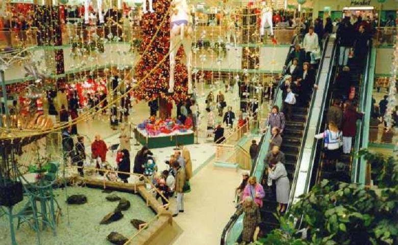 The Victoria Centre in December 1991. Look how busy it is!
