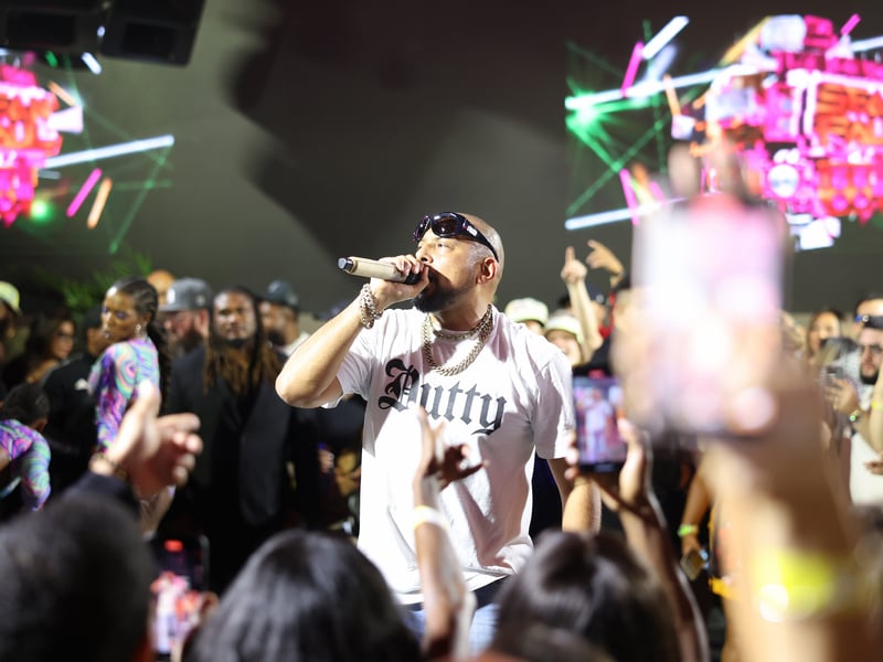 Sean Paul & Ashanti join forces for a unique live performance that promises to blend reggae, hip-hop, and R&B magic. With their iconic hits like “Temperature” and “Foolish,” this duo will be lighting up Nottingham’s Motorpoint Arena on April 16, 2025. Get ready for an energetic evening with two of the genre’s most celebrated stars.
