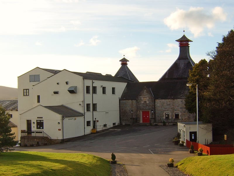 Cardhu Distillery offers a truly memorable experience, allowing you to embrace the heart and heritage of Speyside while discovering the artistry behind one of Scotland’s finest whiskies. With a range of informative tours available, there’s something for every whisky enthusiast. And even if you can’t secure a spot on a tour, a visit to their retail store and Tasting Kitchen is still a treat. Enjoy a warm welcome as you unwind with expertly crafted cocktails, sample exquisite drams, and indulge in delicious platters featuring locally sourced Scottish produce. It’s a fantastic way to relax and soak up the festive spirit. You can visit between Christmas and New Year, excluding 25th to 26th December and 31st December to 2nd January 2025.