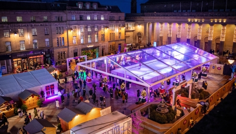 Dundee’s Christmas village is the perfect place to celebrate the magic of Twixmas. With its vibrant atmosphere, you’ll find everything from a real ice rink and a funfair to ten market stalls, all illuminated with dazzling lights and effects. The immersive Santa Claus experience adds a special touch, making it a memorable outing for families. Open daily from 10am to 10pm between December 23rd and January 5th, Dundee’s Christmas Village is free to attend, though some attractions, such as the ice rink and Santa experience, have individual ticket prices.