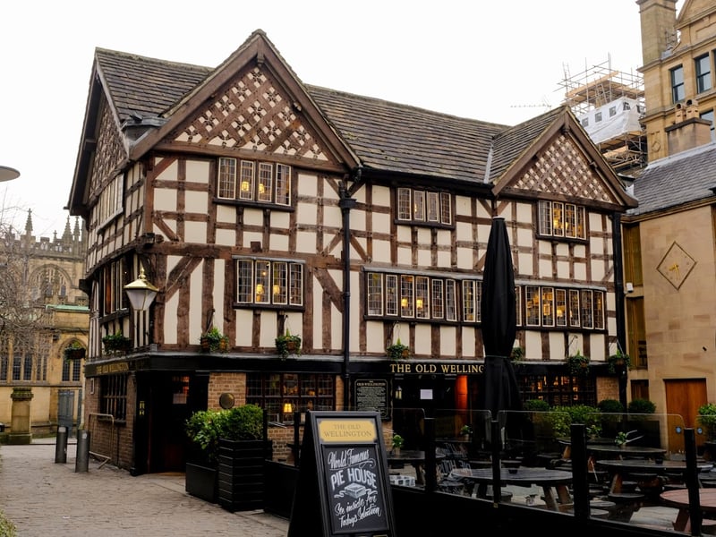 The Old Wellington in Manchester is a charming, historical pub which has received praise for its beautiful decor. However, it is also highly regarded as one of the best pubs in the city for a delicious meal of “hearty pub grub”.