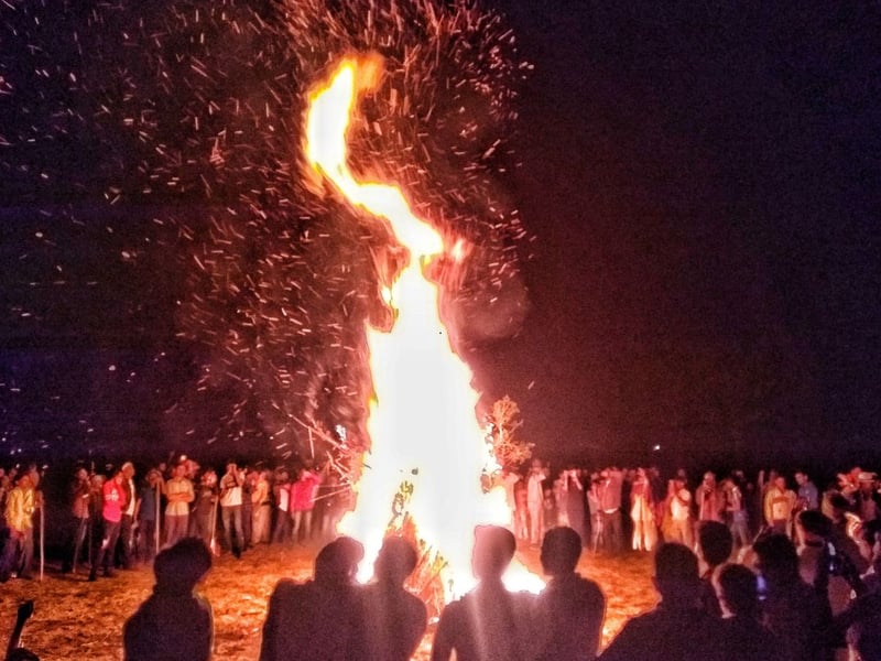 India’s New Year celebrations vary widely across regions and cultures. For instance, the Sikh festival of Lohri, celebrated in January, features bonfires, music, and dance to mark the end of winter and the harvest season. Meanwhile, in South India, New Year is marked with offerings to deities, traditional feasts served on banana leaves, and the lighting of oil lamps. In Goa, beach parties and fireworks are a highlight, blending modern celebrations with age-old customs.