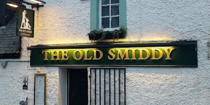 The Old Smiddy is a quaint, traditional pub located on Old Castle Road in Glasgow. The pub serves up budget-friendly food and drinks, and has been praised for its prices, friendly staff and food quality.