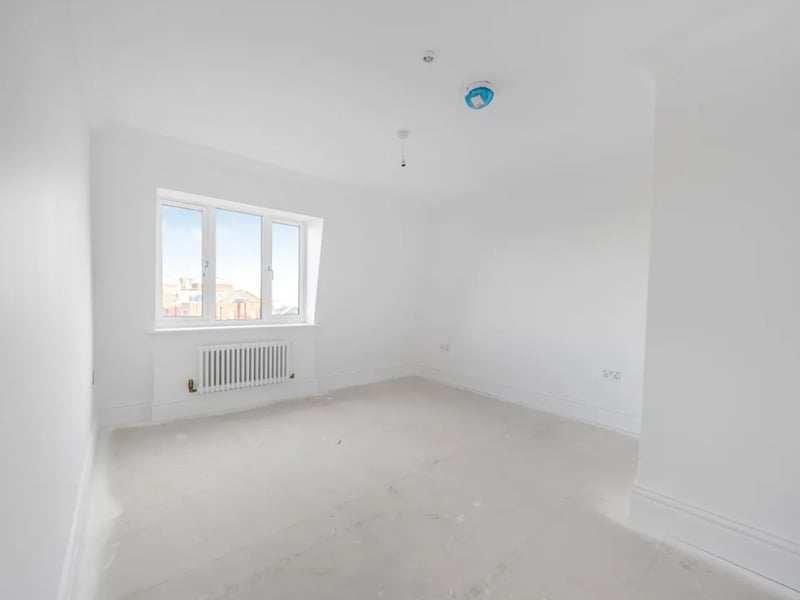 The listing says: "A penthouse apartment with stunning views over the City towards the Isle of Wight in one diection and towards Portsdown Hill in the other." 