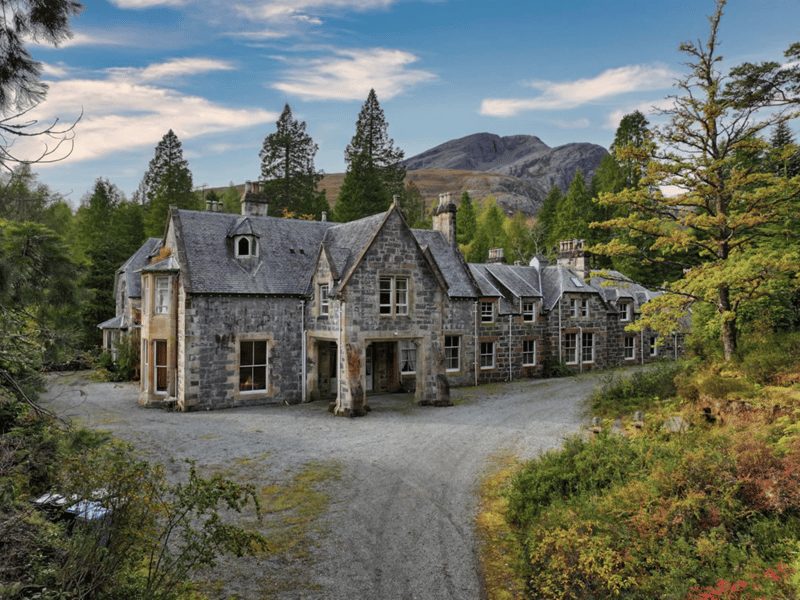 Achnashellach Lodge was built as a shooting lodge in the 19th century. It sits in Glen Carron on the A890 road between Lochcarron and Achnasheen