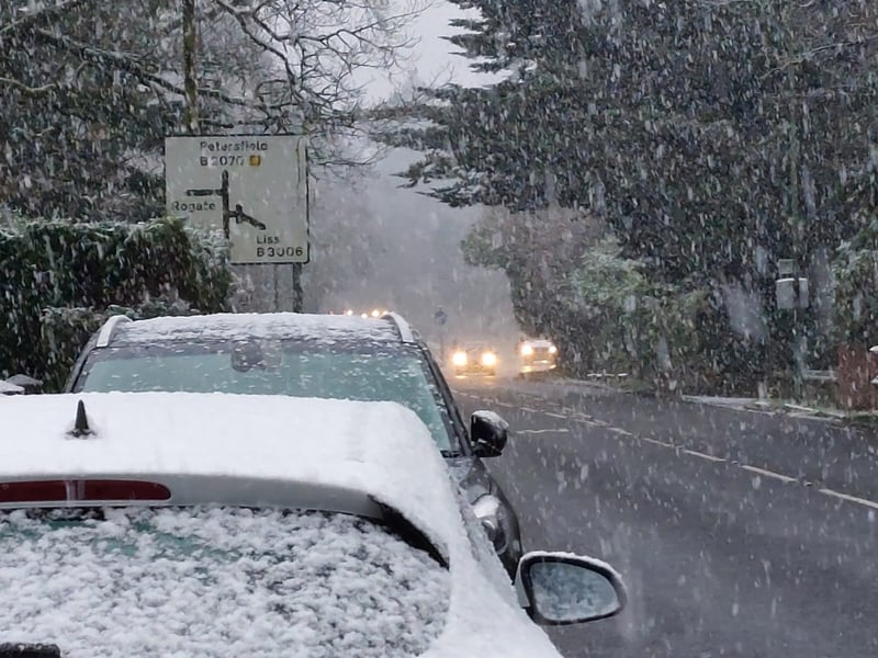 Snow starts to lay near Petersfield.