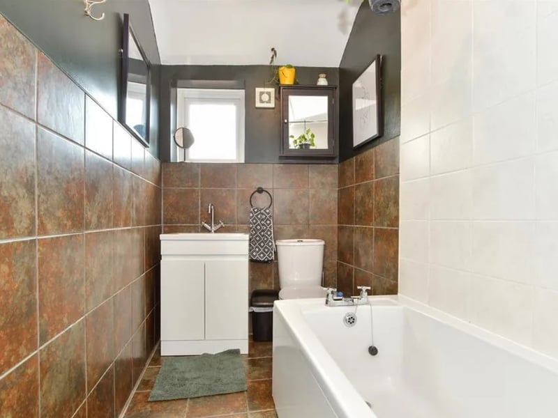 The listing says: "This second floor apartment situated in central Southsea has one of the best locations in the city. Seaside, parks and shops at your feet." 