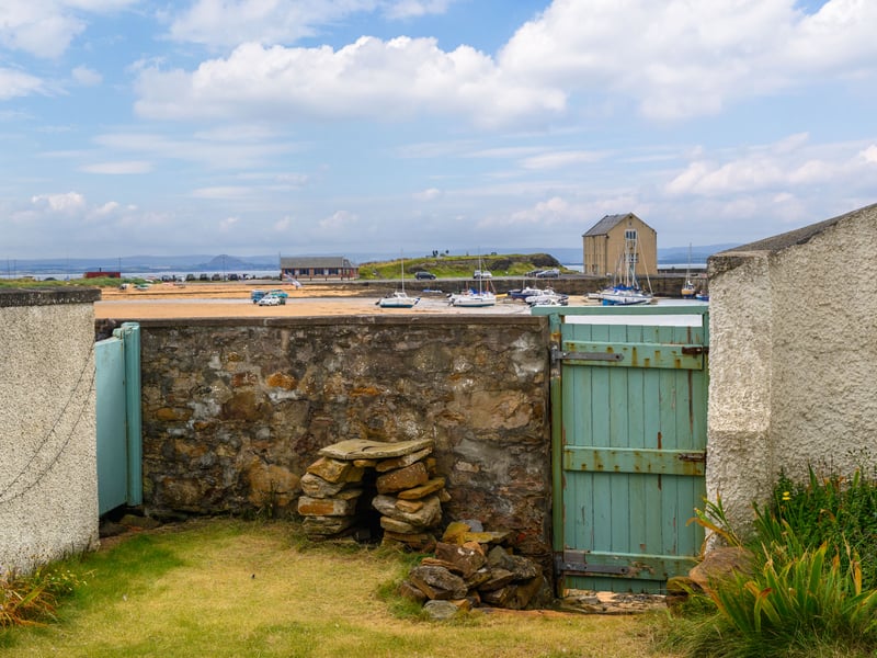 There is a gate in the garden of the house that gives direct access to Elie beach.