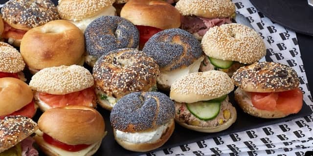B Bagel is a London-based bakery which specialises in bagels. B Bagel has six shops across London, including in the likes of Soho, Chelsea and Camden. Bagels are freshly baked, and bagel ‘platters’ can also be purchased to share with others!