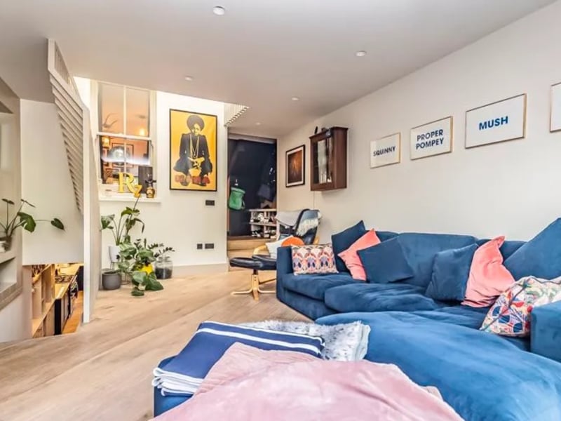 This home is in a brilliant position within the city and it comes with three bedrooms, two bathrooms and three reception rooms. 