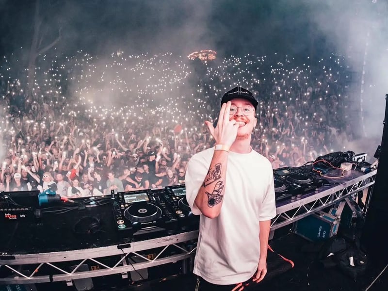 Immerse yourself in the soulful sounds of Mozey. This UK-based producer delivers melodic and uplifting house music that will leave you feeling warm and fuzzy inside.