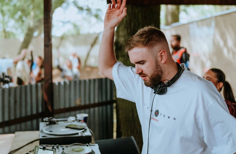 Buckle up for a driving journey through techno and house. Gaskin's music is characterized by a relentless energy that will keep you moving from start to finish.