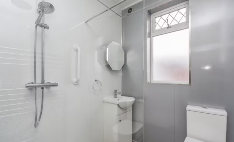 This home has a newly renovated shower room and kitchen. 