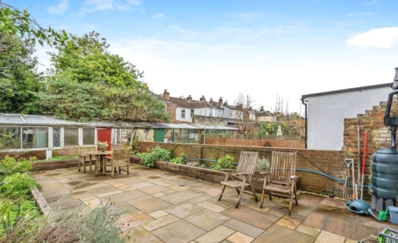 This home comes with three bedrooms, a dining room come kitchen, a living room, a conservatory, a bathroom and a wc.