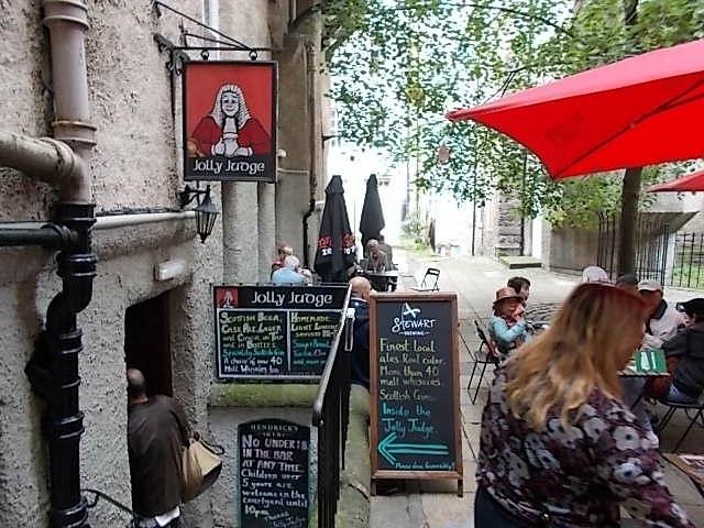Jolly Judge in Edinburgh has a 4.5* rating from 796 reviews. A TripAdvisor reviewer said: “Nice pub with cask beers and an extensive list of ciders. Friendly staff and a cosy bar. On the golden mile and tucked away down a small corridor. Some outside seating.”