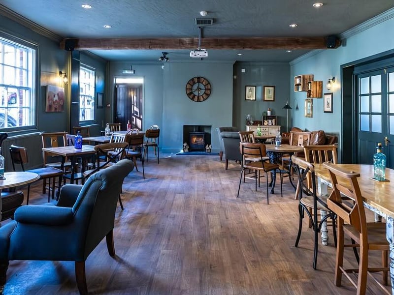 Little Darley In The Park pub is a short 10-minute walk from Darley Park, making it a great spot to sink a pint or sip coffee before or after a bracing spring walk.