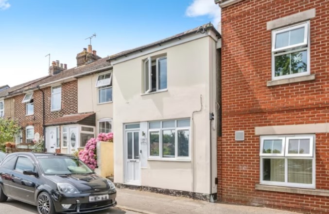 The listing says: "A converted first floor maisonette with private entrance situated in Fareham, 5 minute walk to town centre with numerous shops and facilities nearby."