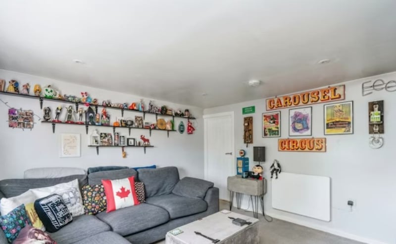 The listing says: "A converted first floor maisonette with private entrance situated in Fareham, 5 minute walk to town centre with numerous shops and facilities nearby. Great access to M27 for easy commute to Portsmouth and Southampton."
