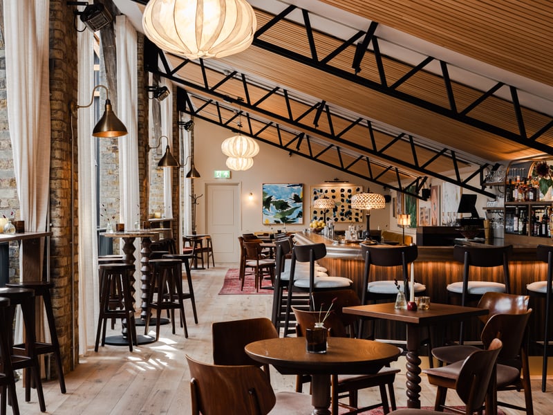 Wildflowers is a brand-new wine bar located in London. According to DesignMyNight it is a perfect Valentine’s restaurant due to its elegant wine menu, Mediterranean cuisine and tranquil interior.