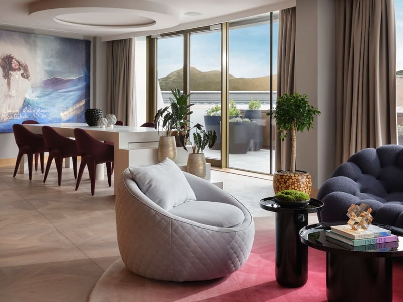What sets the W apart and puts it in the top tier of Edinburgh hotels is its range of suites with expansive living area and wraparound views. Spanning 1600 square ft the Extreme Wow Suite features a dining area, lounge and kitchen, with access to the balcony. 