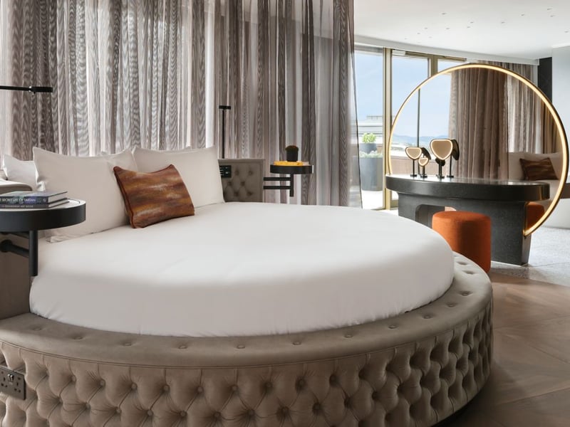 The bedroom features an immensely comfortable round super-king-sized bed that can be rotated to take in the view of Edinburgh. There's an expansive walk-in wardrobe. In the bathroom you’ll find a free-standing bath, private sauna, walk in shower and dressing table. 